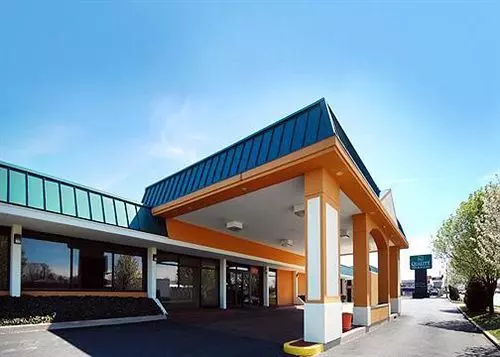 בית מלון כפרי Midtown Inn And Suites