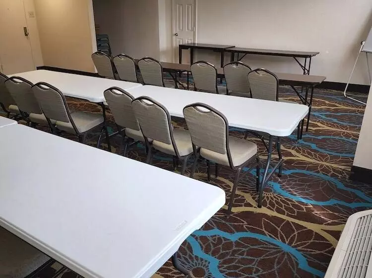 ホテル Red Roof Inn Knoxville Central – Papermill Road