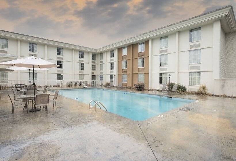فندق Red Roof Inn Knoxville Central – Papermill Road