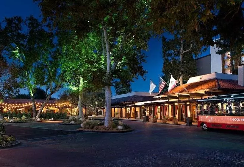 Отель The Garland