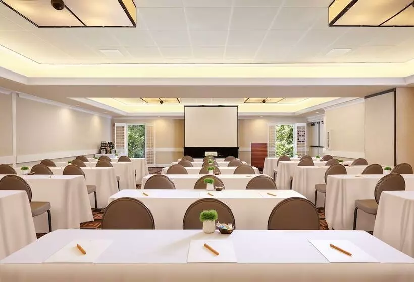 Отель The Garland