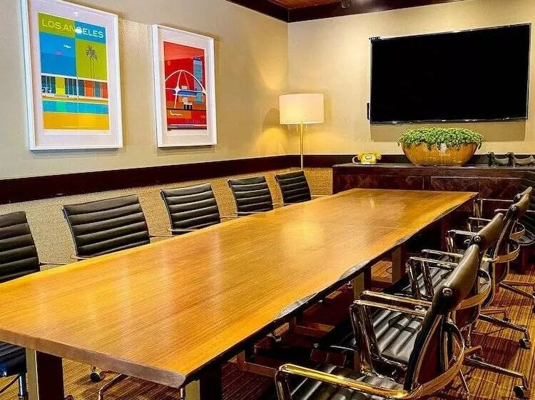 Отель The Garland