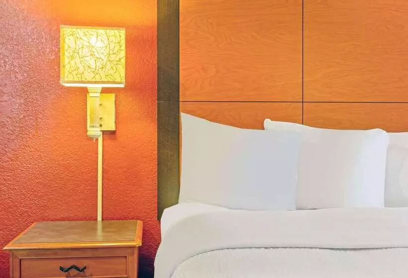 호텔 La Quinta Inn By Wyndham Victoria