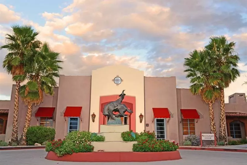 Отель Lodge On The Desert