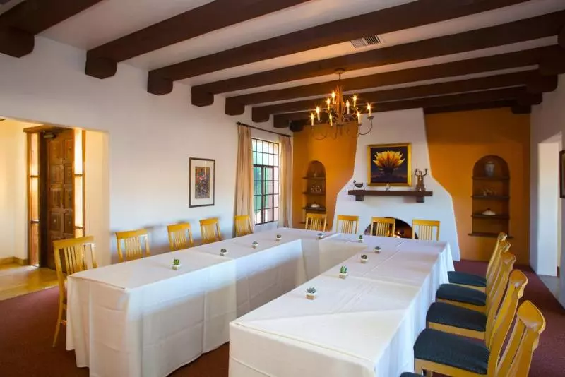 Отель Lodge On The Desert