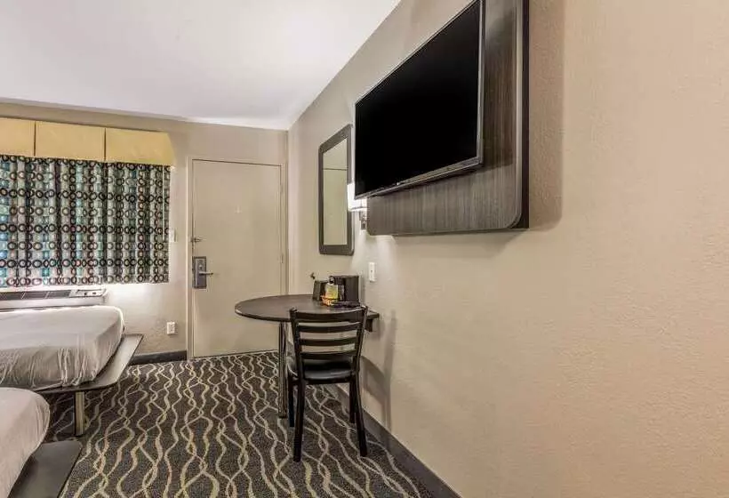 فندق على الطريق Econo Lodge