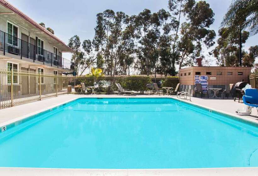 فندق على الطريق Super 8 By Wyndham Redlands/san Bernardino