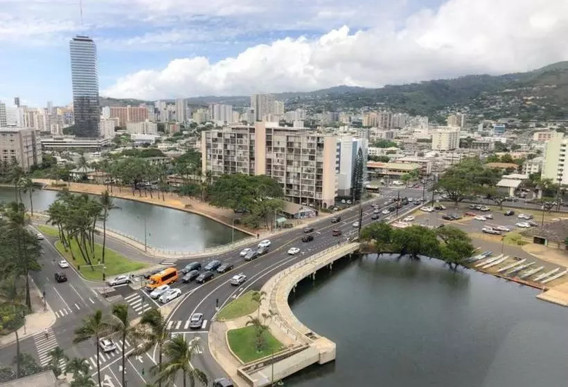 Hawaiian Monarch - Gym & Pool - Walk To The Beach Hotel Room