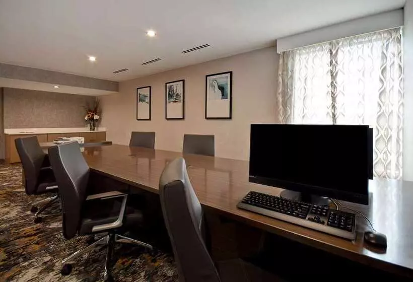 فندق Doubletree By Hilton St. Louis Airport