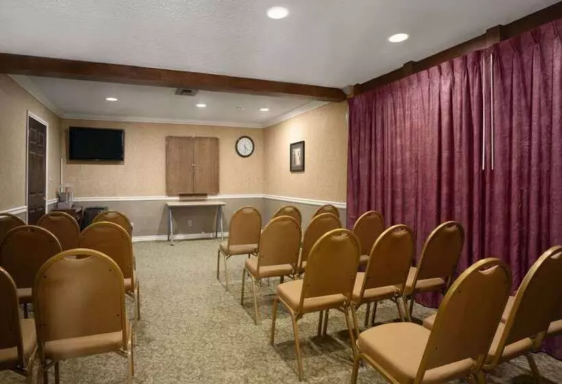 فندق Howard Johnson By Wyndham Buena Park