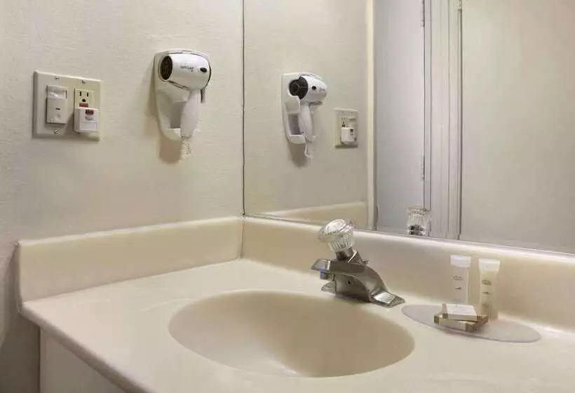 فندق Howard Johnson By Wyndham Buena Park