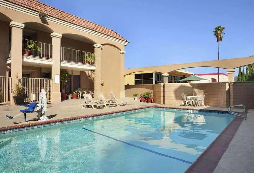 فندق Howard Johnson By Wyndham Buena Park