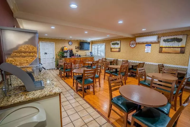 فندق Howard Johnson By Wyndham Buena Park