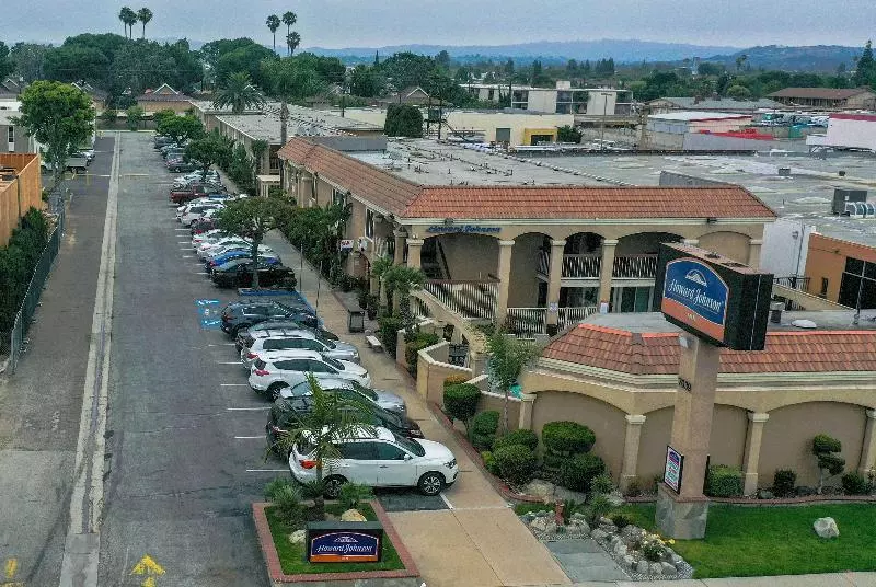 فندق Howard Johnson By Wyndham Buena Park