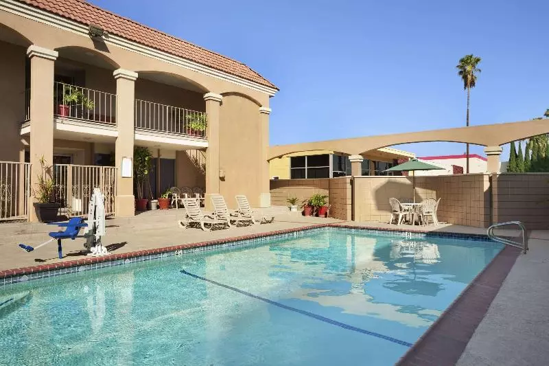 فندق Howard Johnson By Wyndham Buena Park