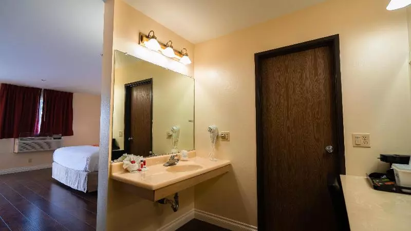 فندق Howard Johnson By Wyndham Buena Park