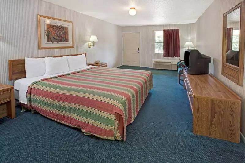 בית מלון כפרי Knights Inn South Houston