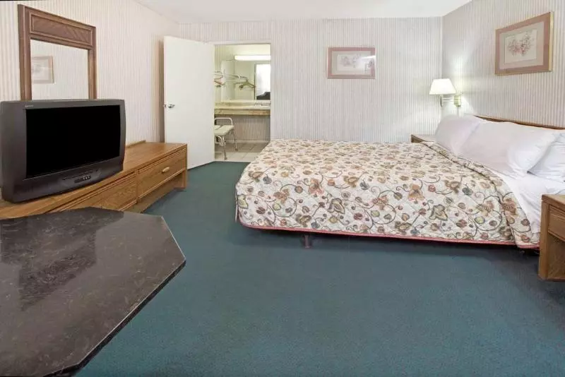 בית מלון כפרי Knights Inn South Houston