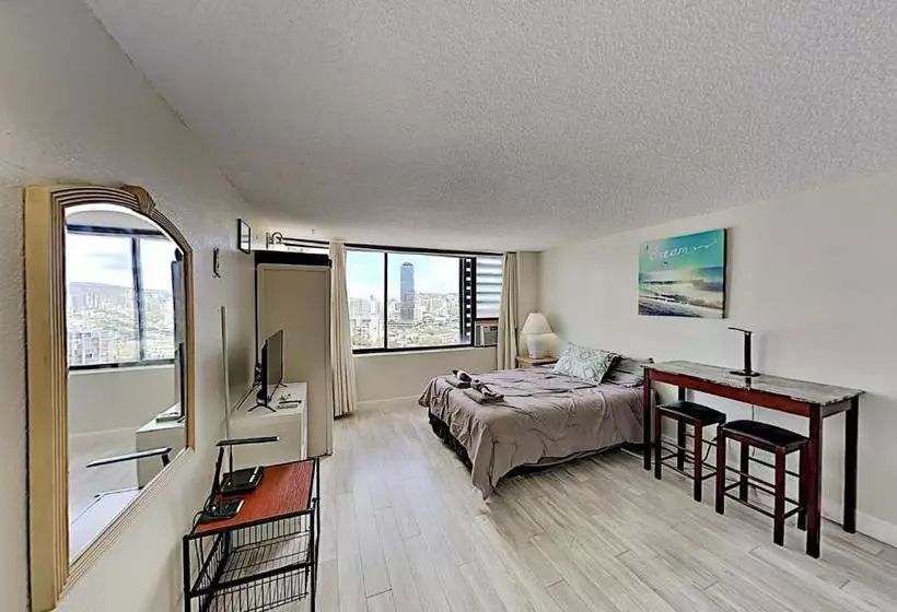 Hawaiian Monarch - Gym & Pool - Walk To The Beach Hotel Room