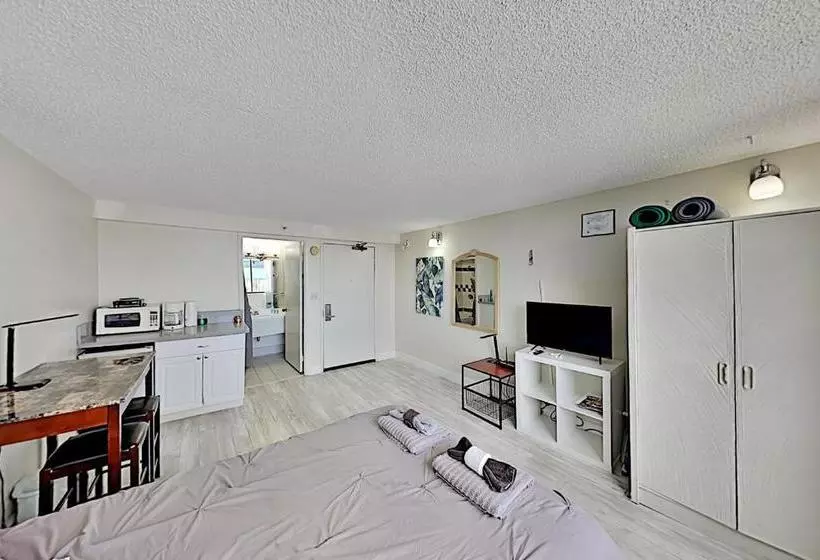 Hawaiian Monarch - Gym & Pool - Walk To The Beach Hotel Room