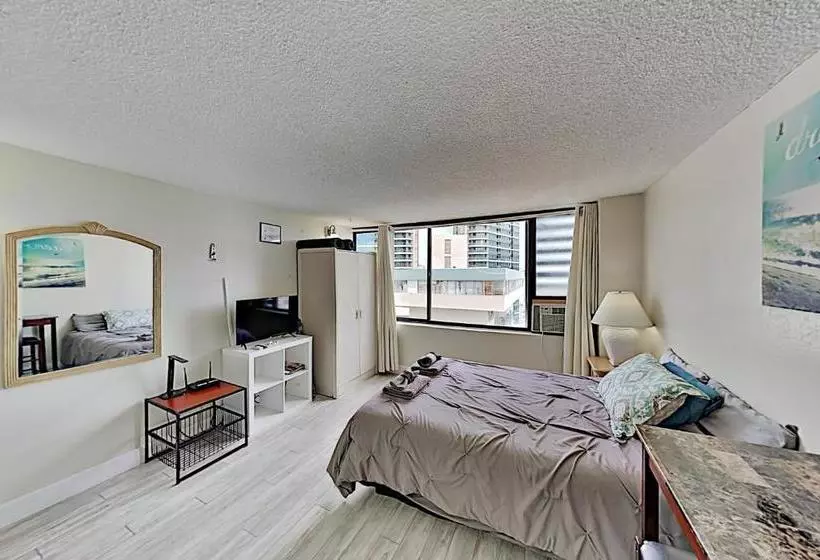 Hawaiian Monarch - Gym & Pool - Walk To The Beach Hotel Room