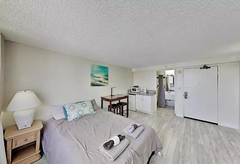 Hawaiian Monarch - Gym & Pool - Walk To The Beach Hotel Room