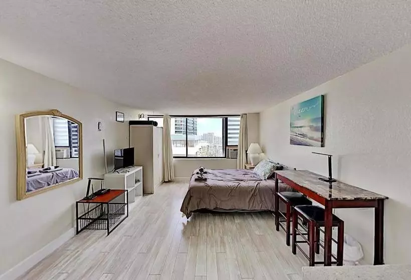 Hawaiian Monarch - Gym & Pool - Walk To The Beach Hotel Room