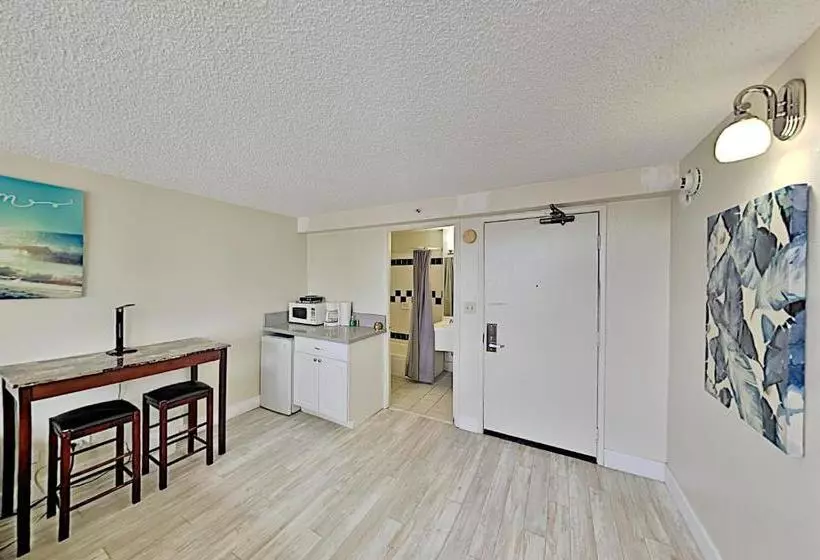 Hawaiian Monarch - Gym & Pool - Walk To The Beach Hotel Room