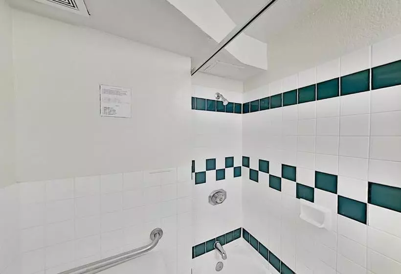 Hawaiian Monarch - Gym & Pool - Walk To The Beach Hotel Room