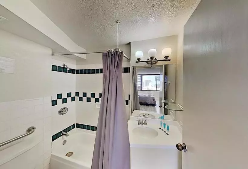 Hawaiian Monarch - Gym & Pool - Walk To The Beach Hotel Room