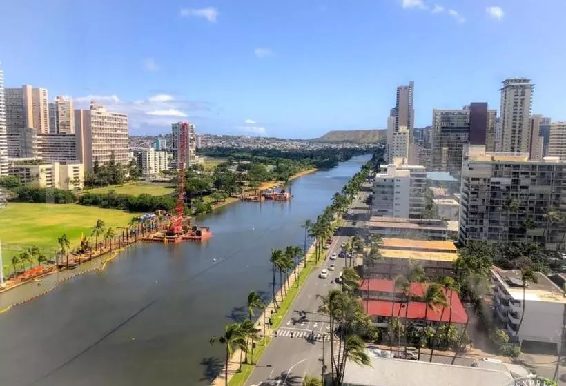 Hawaiian Monarch - Gym & Pool - Walk To The Beach Hotel Room