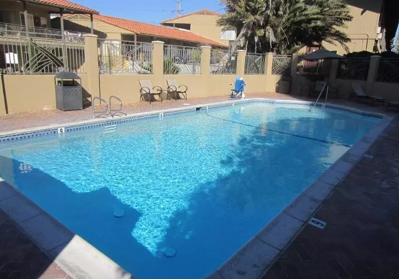 فندق Pacific Shores Inn