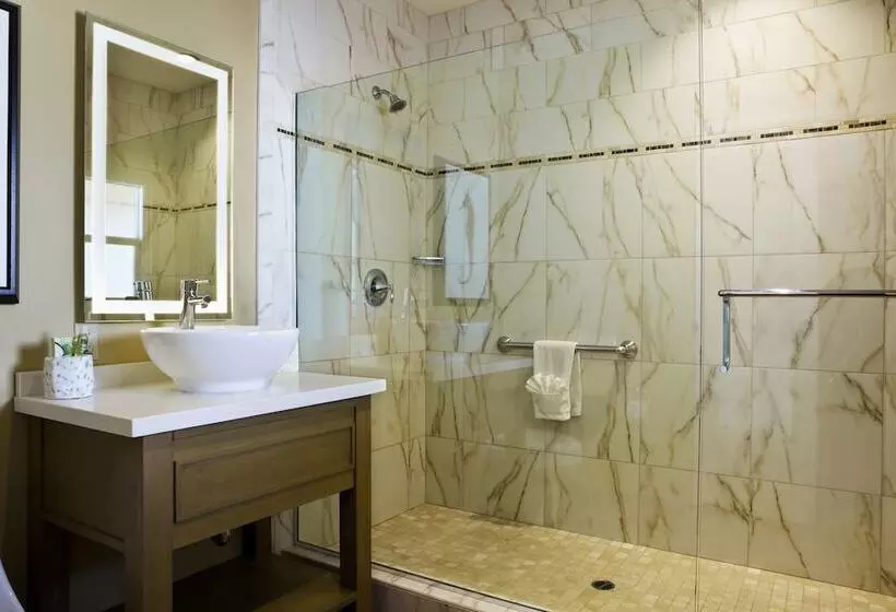 فندق Pacific Shores Inn