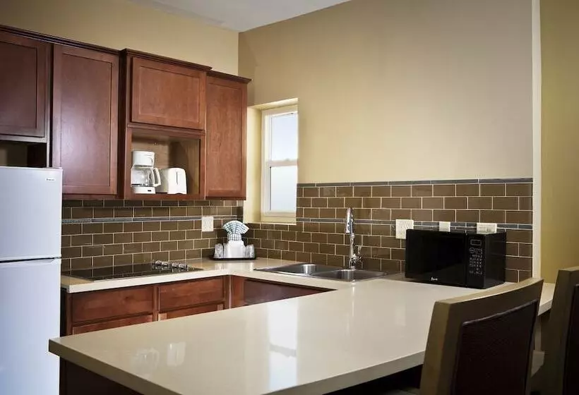 فندق Pacific Shores Inn