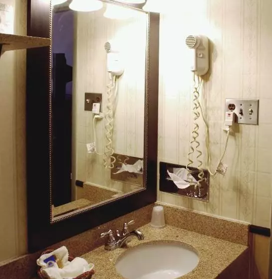 فندق Travelodge By Wyndham Watertown