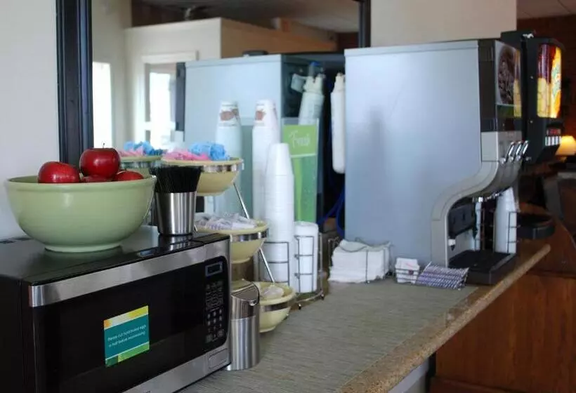 فندق Travelodge By Wyndham Watertown