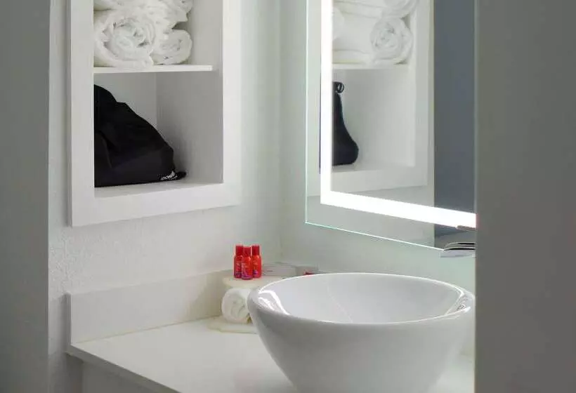 Отель Clarion Pointe Jacksonville Near Camp Lejeune