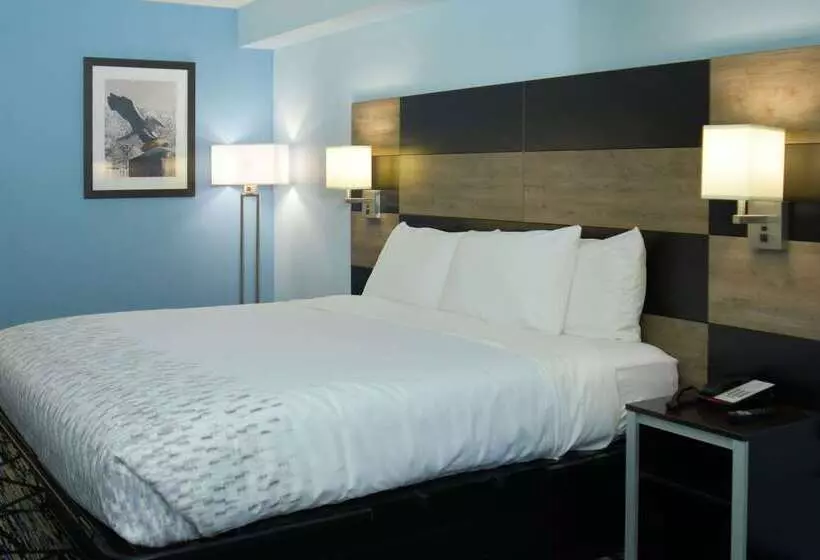 Отель Clarion Pointe Jacksonville Near Camp Lejeune