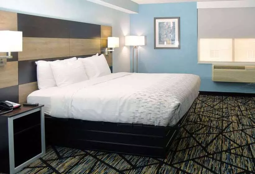 Отель Clarion Pointe Jacksonville Near Camp Lejeune