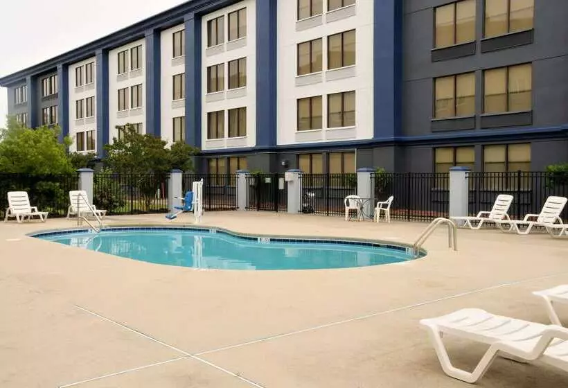 Отель Clarion Pointe Jacksonville Near Camp Lejeune