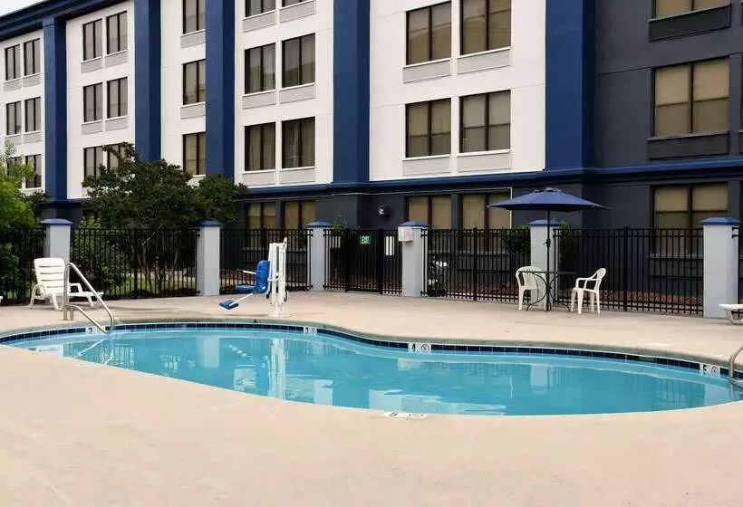 Отель Clarion Pointe Jacksonville Near Camp Lejeune