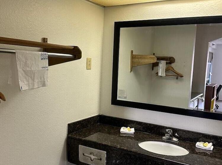 Отель Days Inn By Wyndham Decatur Priceville I 65 Exit 334