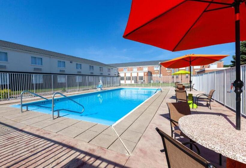 هتل Days Inn By Wyndham Sandusky Cedar Point