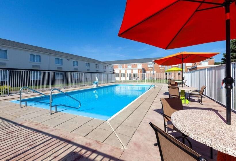 هتل Days Inn By Wyndham Sandusky Cedar Point