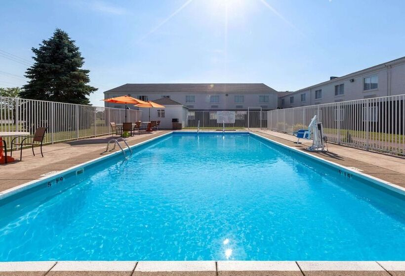 هتل Days Inn By Wyndham Sandusky Cedar Point