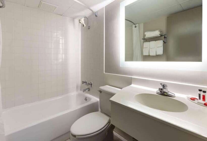 هتل Days Inn By Wyndham Sandusky Cedar Point