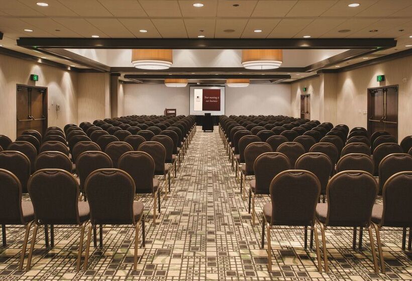 هتل Doubletree By Hilton Omaha Downtown