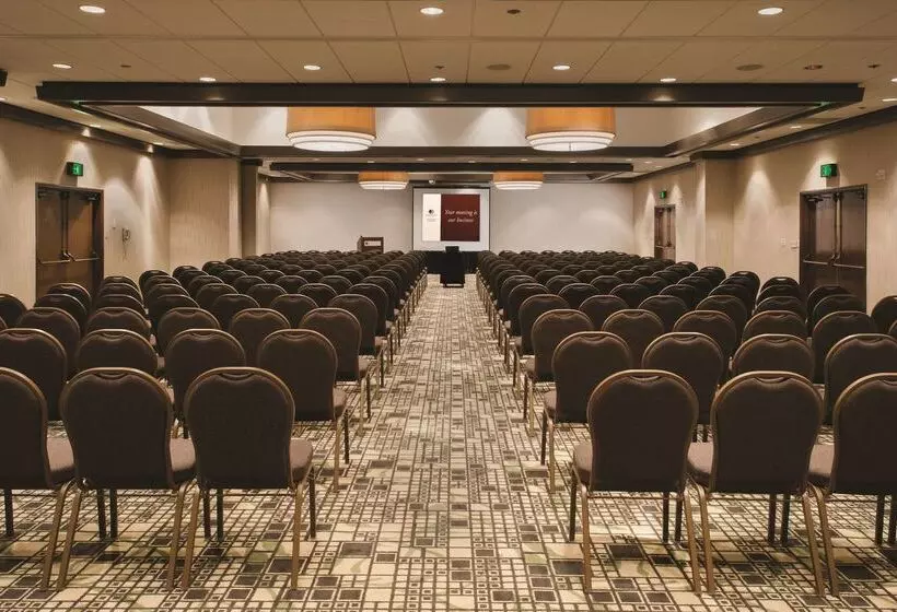 ホテル Doubletree By Hilton Omaha Downtown