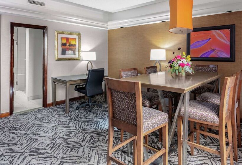 هتل Doubletree By Hilton Omaha Downtown