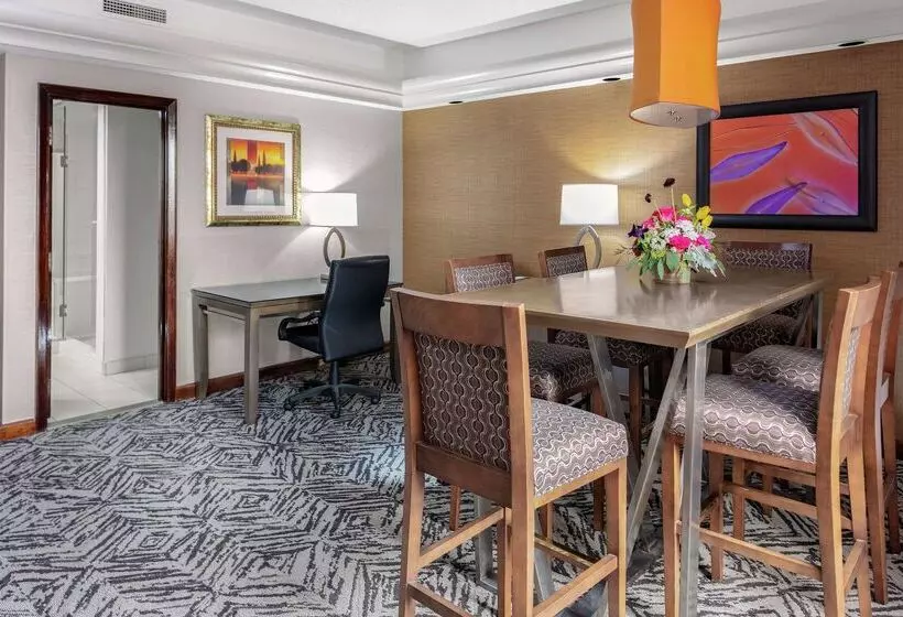 ホテル Doubletree By Hilton Omaha Downtown